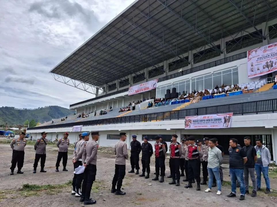 Puluhan Personel Polres Aceh Tengah Kawal Pacuan Kuda HUT RI ke-80 di Blang Bebangka
