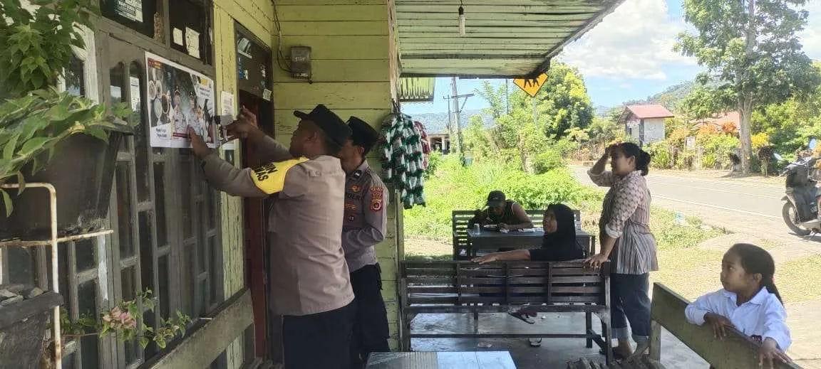 “Ngopi Boleh, Narkoba Jangan”, Polisi di Aceh Tengah Tempel Brosur Himbauan