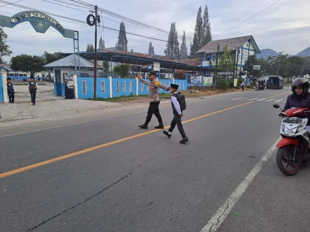 Polsek Pegasing Awali Pagi dengan Kepedulian, Bantu Pelajar  Menyeberang Jalan Dengan Aman