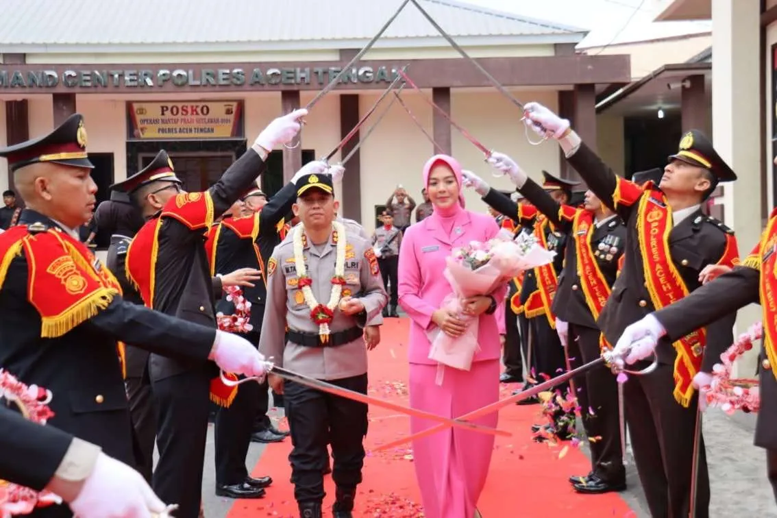 Tradisi Pedang Pora dan Tari Guel Warnai Lepas Sambut Kapolres Aceh Tengah
