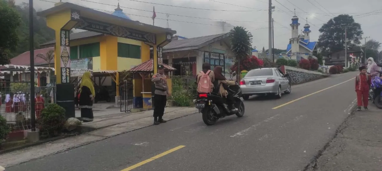 Polsek Silih Nara Galar Strong Point di Pagi Hari, Bantu Siswa Nyebrang Jalan dengan Aman
