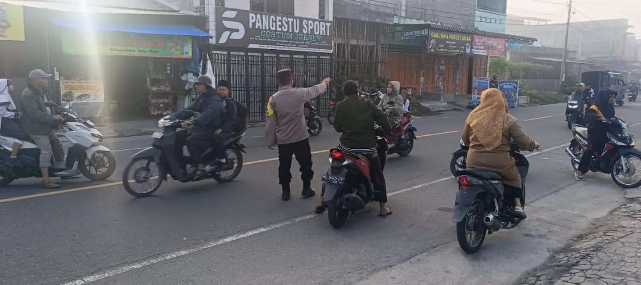 Pagi Peduli Polsek Pegasing, Antar Pelajar Menyeberang dengan Aman