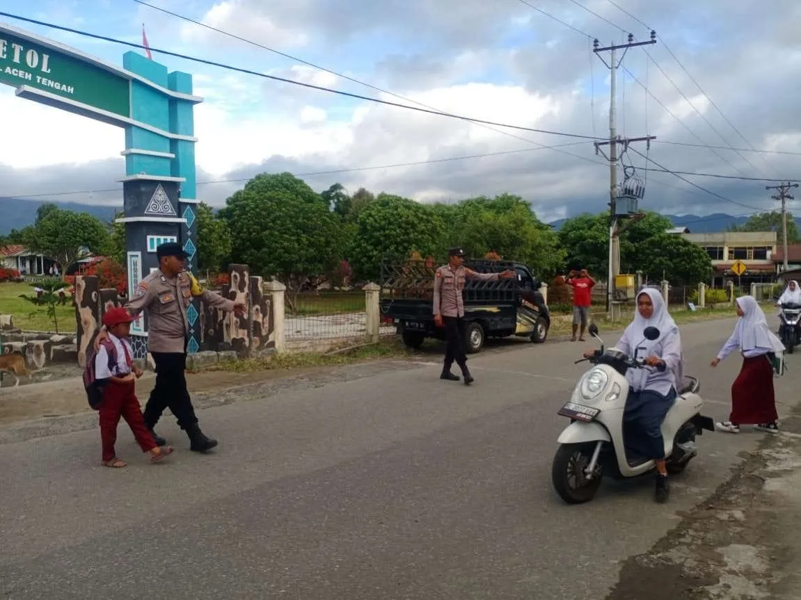 Pelayanan Pagi di Titik Ramai, Polsek Ketol Laksanakan Strong Point di Kampung Rejewali