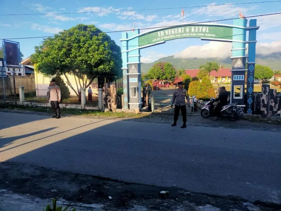 Polsek Ketol Laksanakan Strong Point Pagi, Kawal Kelancaran Arus Lalu Lintas di Jam Sibuk Masuk Sekolah 
