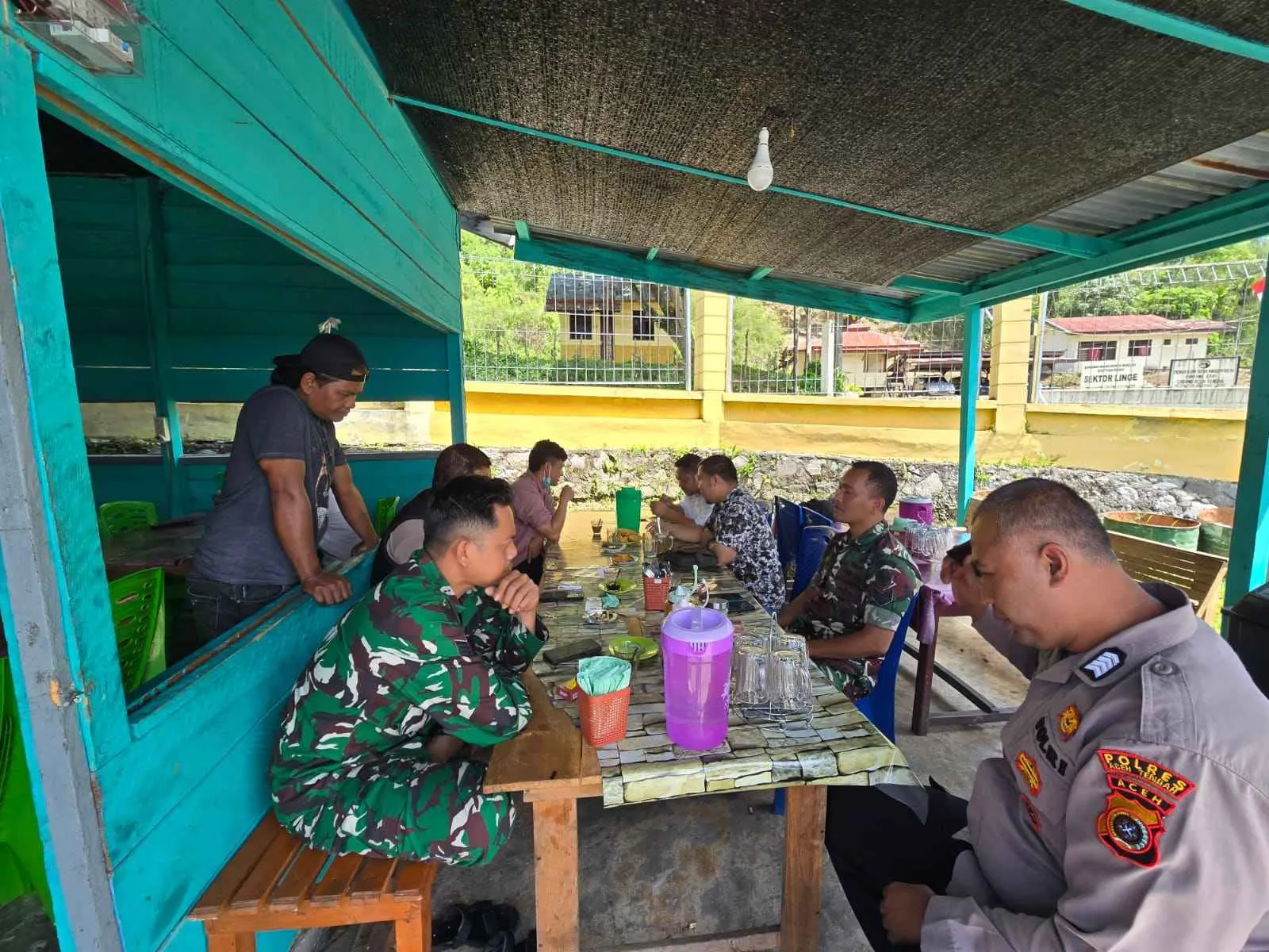 Kopi Pagi Jadi Sarana TNI–Polri dan Warga Linge Perkuat Keamanan dan Kenyamanan Lingkungan