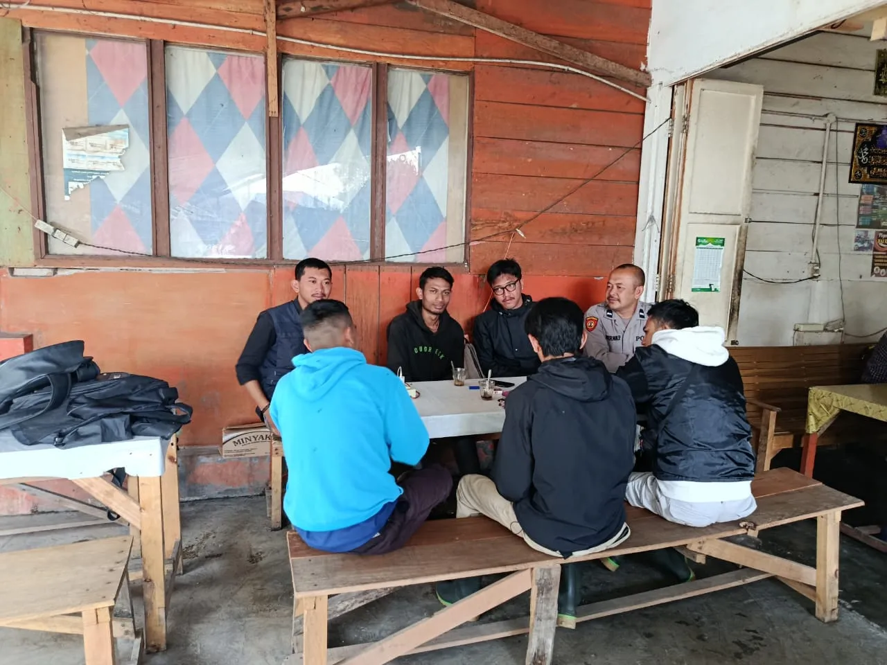 Sambang Warung Kopi, Polsek Kota Takengon Tebar Kedekatan dan Dengar Keluhan Warga