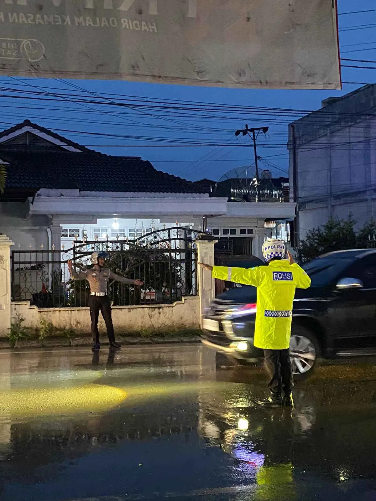 Meski Diguyur Hujan dan Dingin Menusuk Tulang, Satlantas Polres Aceh Tengah Tetap Hadir Atur Lalu Lintas