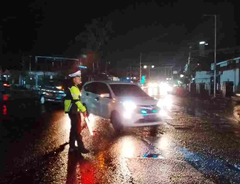 Sat Lantas Polres Aceh Tengah Beri Pelayanan Pengaturan Lalu Lintas Malam untuk Jaga Kelancaran Arus di Kota Takengon