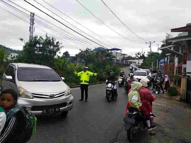 Satlantas Polres Aceh Tengah Hadir di Pagi Hari Berikan Pelayanan kepada Masyarakat dan Anak Sekolah