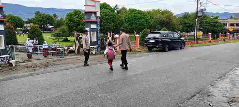 Polsek Ketol Laksanakan Strong Point Pagi, Atur Mobilitas Warga dan Pelajar di Jam Sibuk