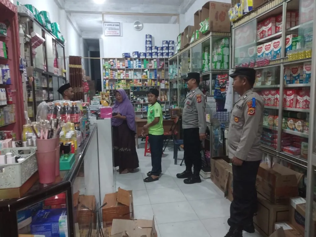 Ciptakan Rasa Aman, Polsek Ketol Sisir Pemukiman dan Pertokoan Saat Patroli Malam
