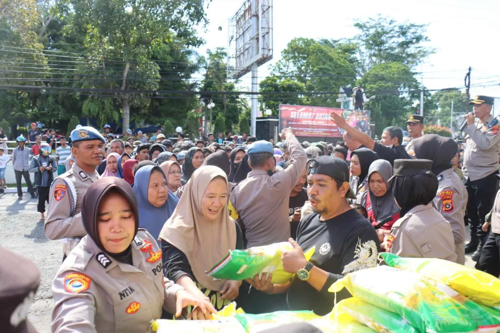 Polres Aceh Tengah dan Bulog Salurkan 10 Ton Beras SPHP untuk Warga Terdampak Bencana
