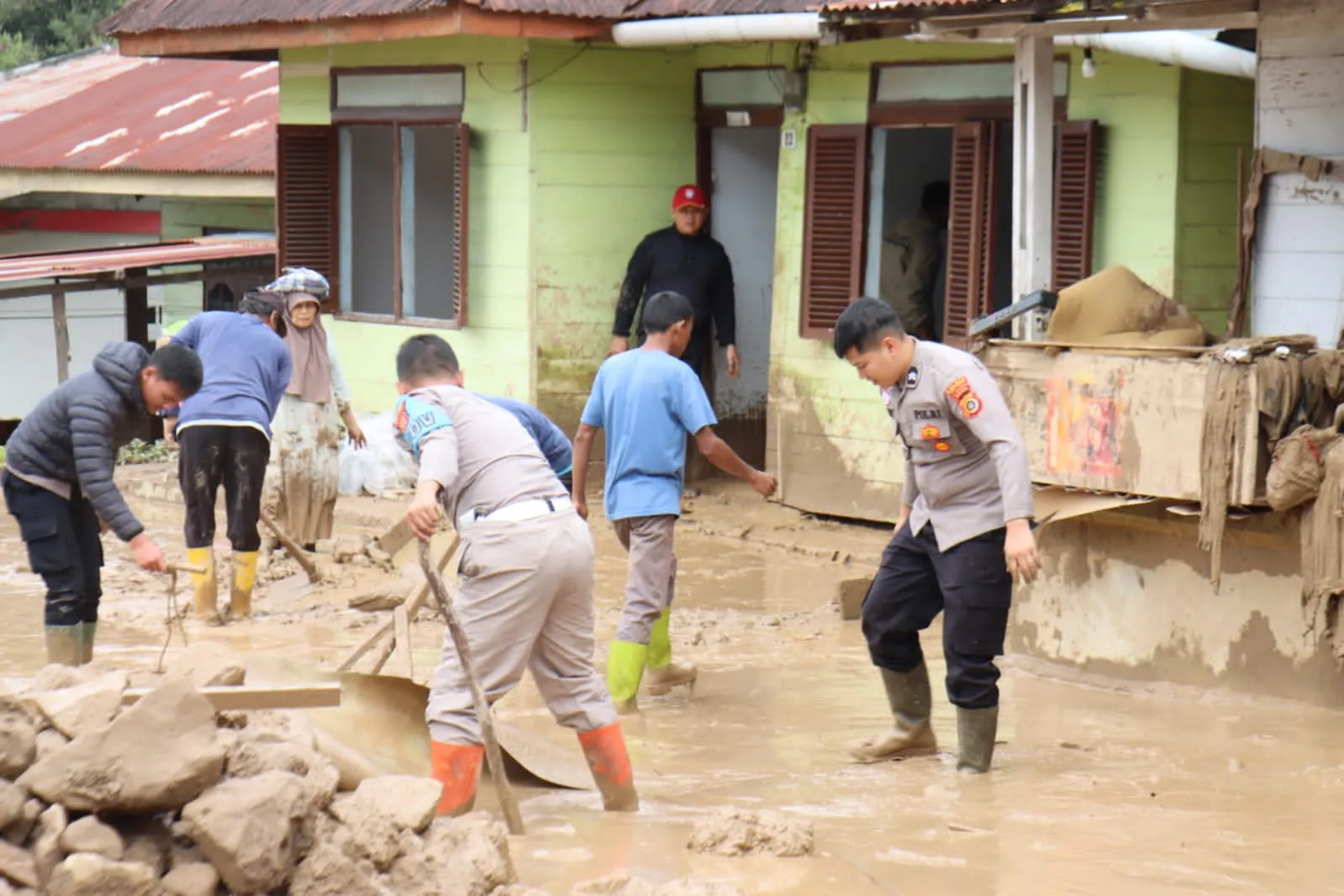 Polres Aceh Tengah Bergotong Royong Bersihkan Rumah Warga dan Fasilitas Umum