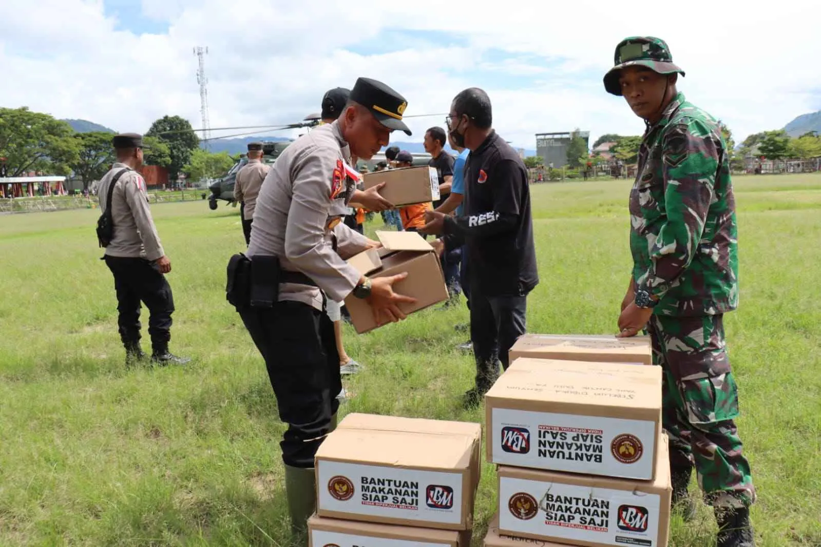 TNI–POLRI Di Aceh Tengah Lakukan Pengamanan Dan Evakuasi Bantuan Dari Helikopter TNI Dan BNPB 