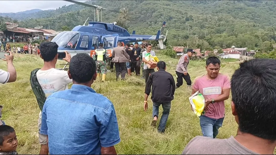 Polsek Celala Polres Aceh Tengah Bersama TNI dan Warga Evakuasi Bantuan Bencana Alam Dari Heli BNPB