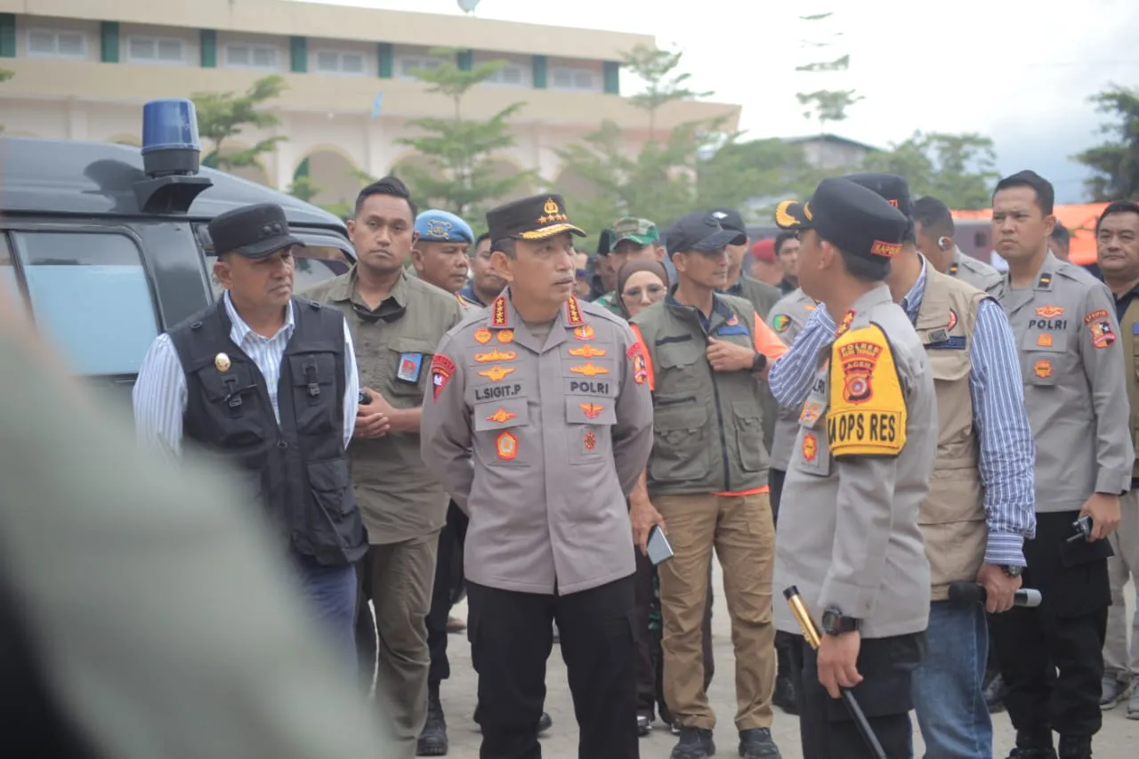 Kapolri Tinjau Pengungsian di Aceh Tengah, Salurkan Bantuan untuk Korban Bencana