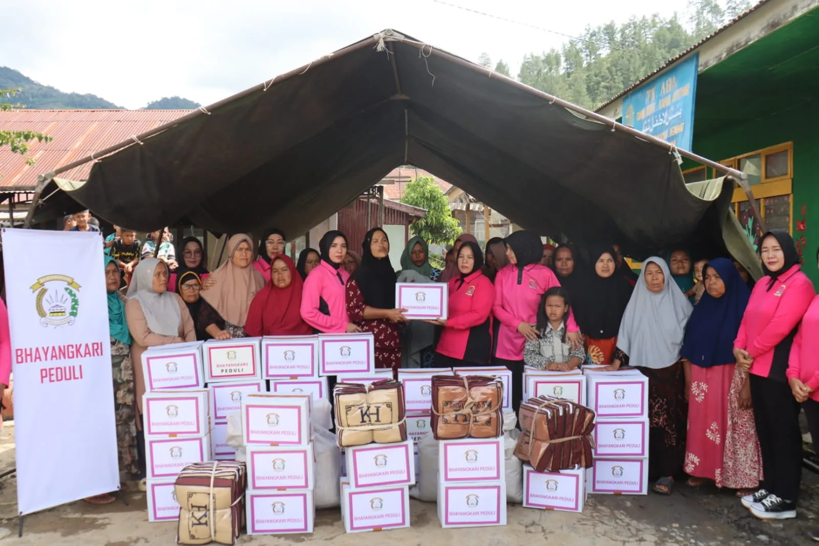 Bhayangkari Cabang Aceh Tengah Distribusikan Bantuan Kemanusiaan Selaku Ketua Umum Bhayangkari Kepada Masyarakat Yang Terdampak Bencana Alam