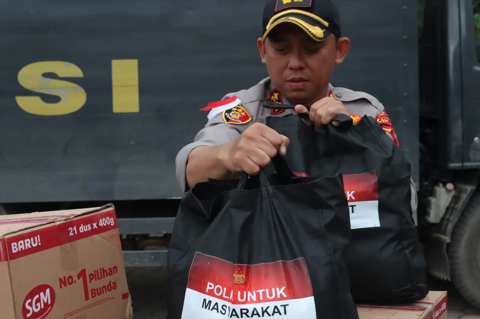 Kapolres Aceh Tengah Salurkan Bantuan Kapolri untuk Korban Bencana Alam