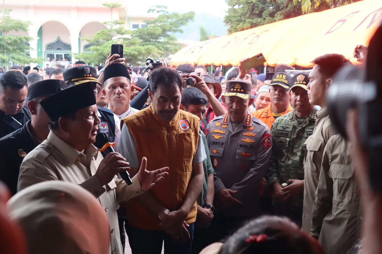 Kapolri Dampingi Presiden RI Prabowo Tinjau Posko Pengungsian di Aceh Tengah