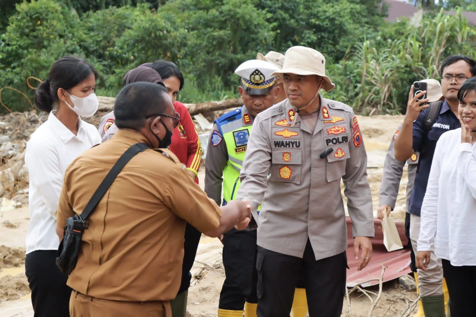 Polwan Tapteng Lupakan Selamatkan Harta Demi Evakuasi Tetangga dari Longsor