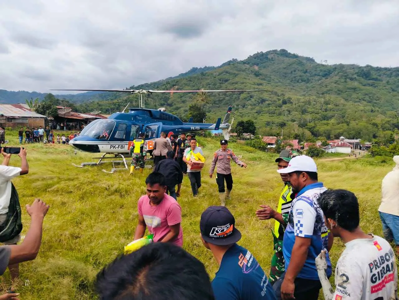 TNI–Polri Hadir, Polsek Celala dan Koramil Bantu Evakuasi Bantuan Melalui Helikopter dengan Lima Kali Pendaratan