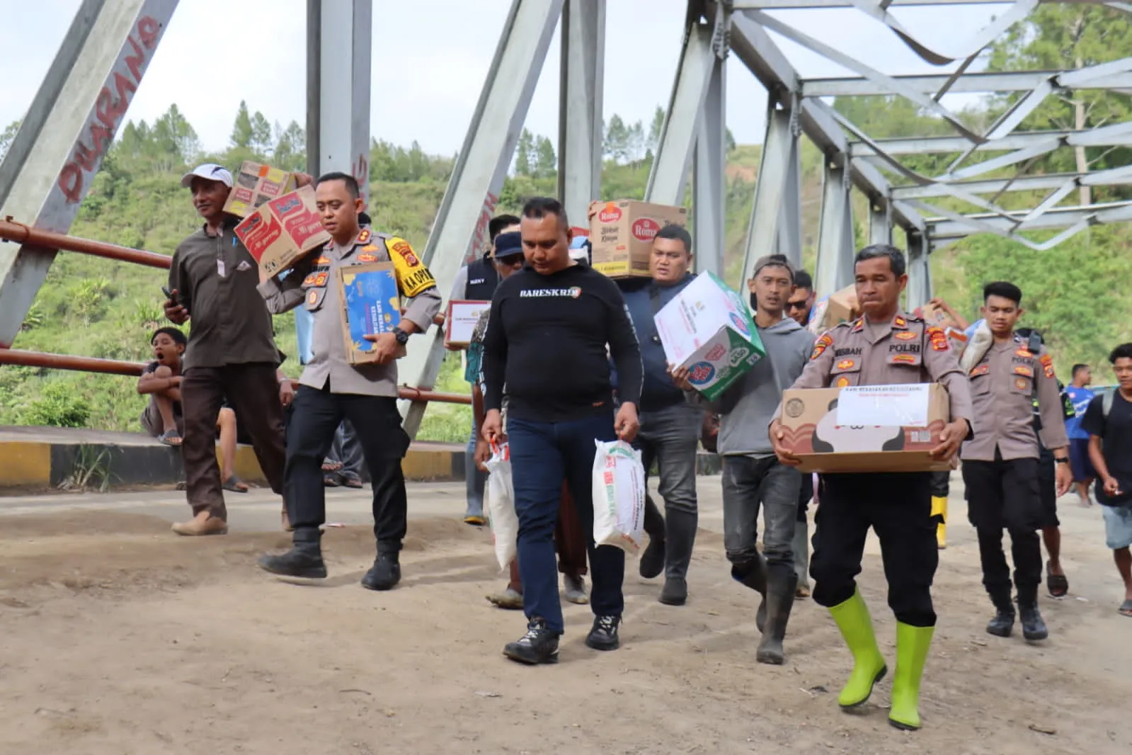 Bantuan Kemanusiaan Kabaharkam Polri Jangkau Warga Terdampak Bencana di Mekar Maju Rusip Antara