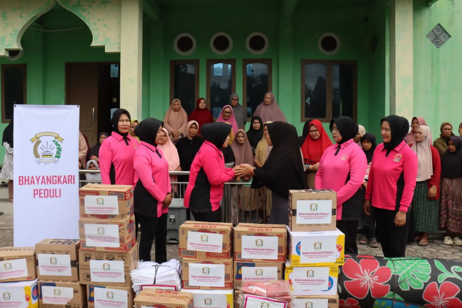 Kapolres Aceh Tengah dan Bhayangkari Salurkan Bantuan Kemanusiaan Ketua Umum Bhayangkari kepada Warga Desa Daling