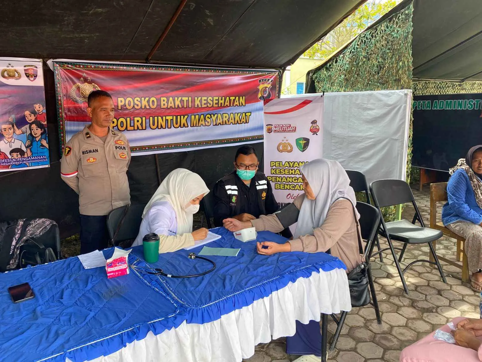 Hadir di Posko Pengungsian Masjid Al Abrar, Polres Aceh Tengah Berikan Yankes Gratis kepada Warga