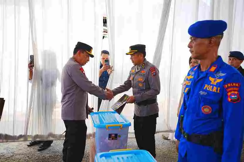 Wujud Empati, Kapolri Beri Bantuan kepada Anggota Polri Korban Bencana di Sumbar