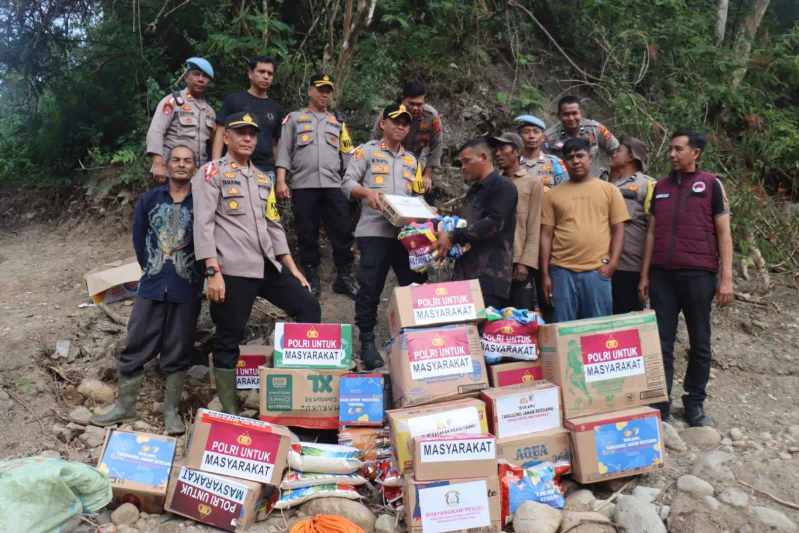 Bantuan Kemanusiaan dan Seling dari Kapolri ke Desa Terisolir dan Jemaat HKBP Disalurkan Kapolres Aceh Tengah  Takengon – Kapolres Aceh Tengah