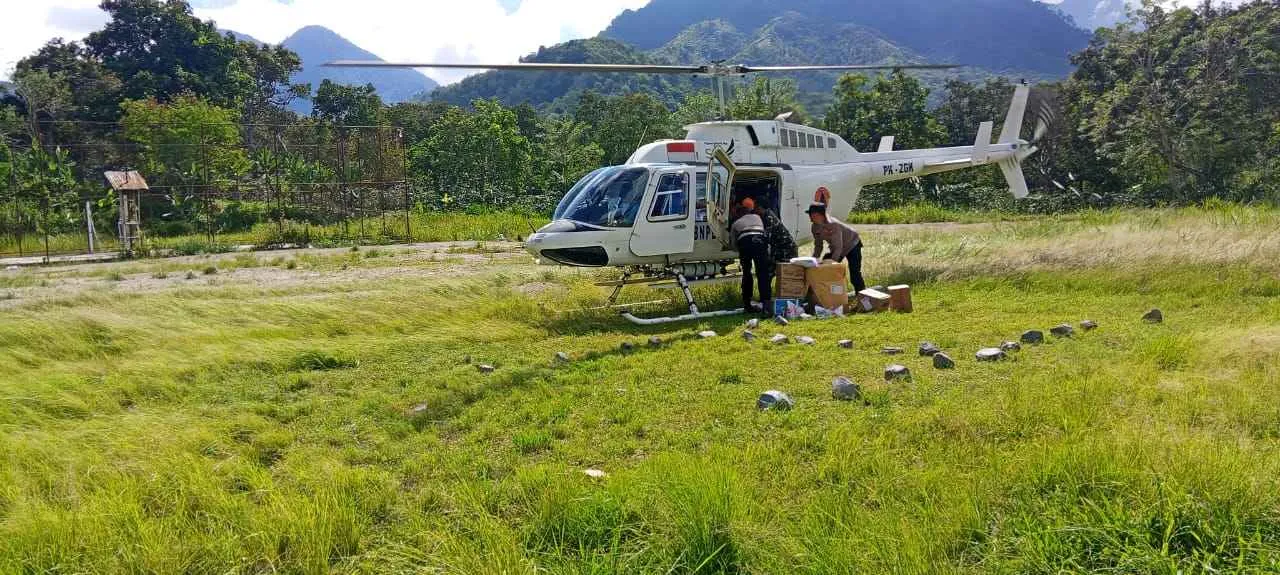TNI-POLRI Polsek Ketol Amankan Penyaluran Bantuan Via Helikopter ke Kampung Cang Duri dan Jaluk