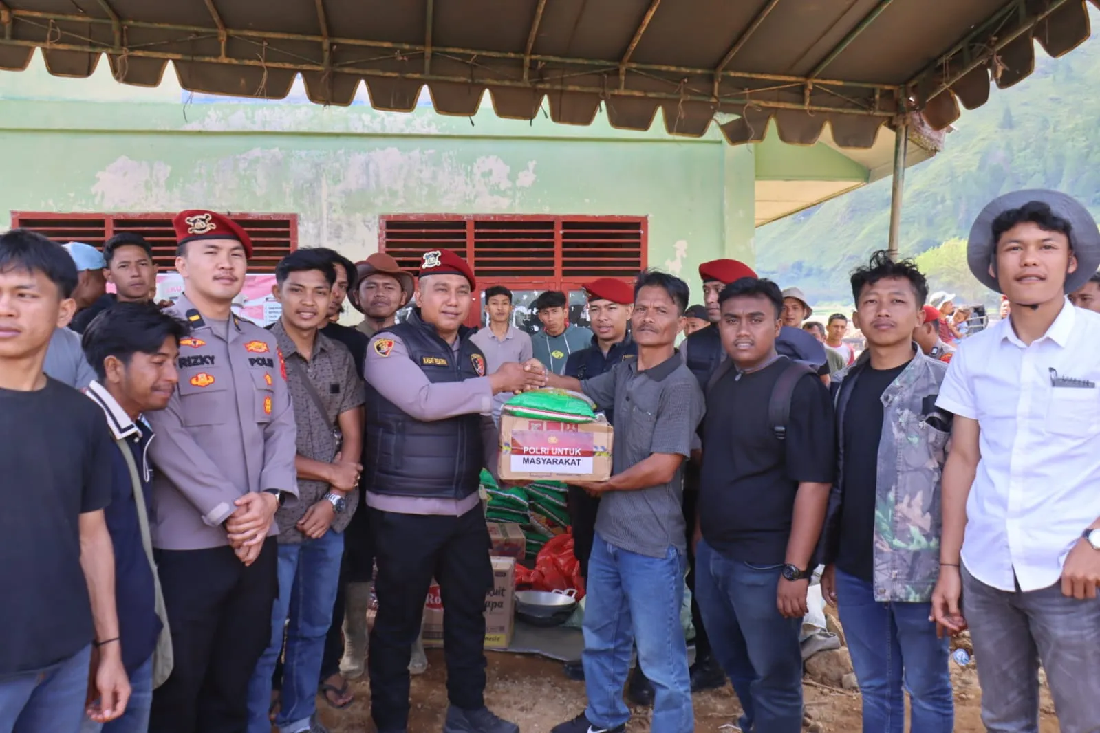 Polres Aceh Tengah Bersama Aliansi Mahasiswa Takengon–Bener Meriah Salurkan Bantuan dan Hibur Warga Terdampak Bencana