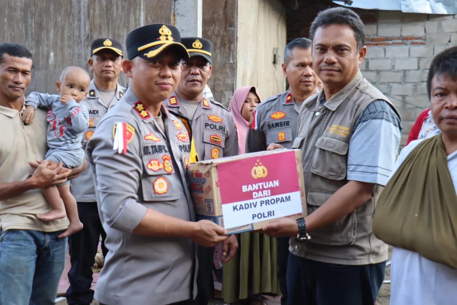 Bersama Aliansi Mahasiswa, Polres Aceh Tengah Hibur Warga Terdampak Bencana dan Salurkan Bantuan Logistik di Tiga Titik