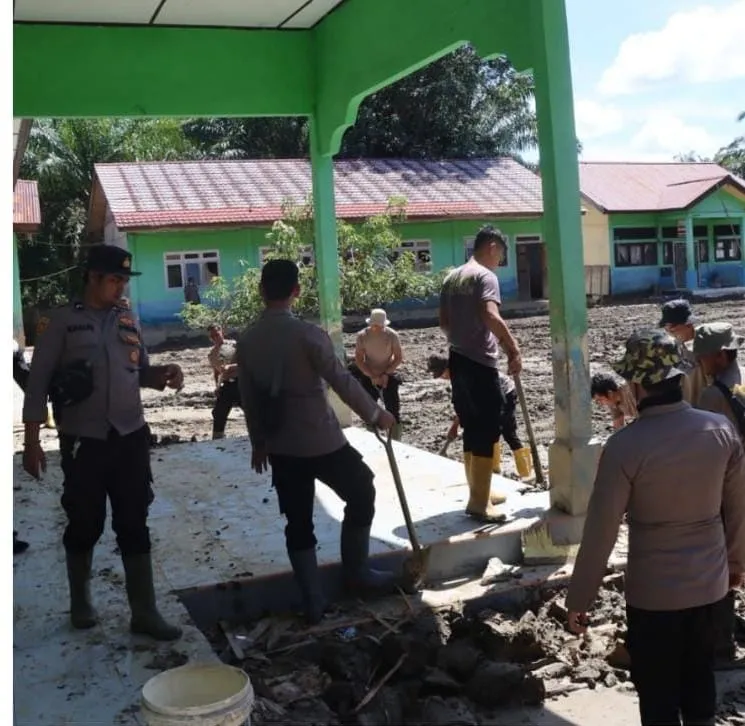 Polri Gelar Pembersihan Fasilitas Umum di Enam Kabupaten Pascabencana Alam di Aceh