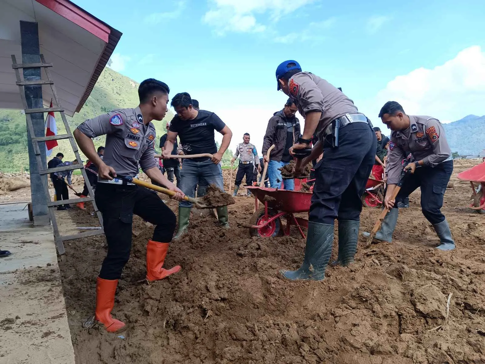 Polres Aceh Tengah, Sat Brimob Polda Aceh dan GMNI Gotong Royong Pulihkan Posyandu Pasca Bencana