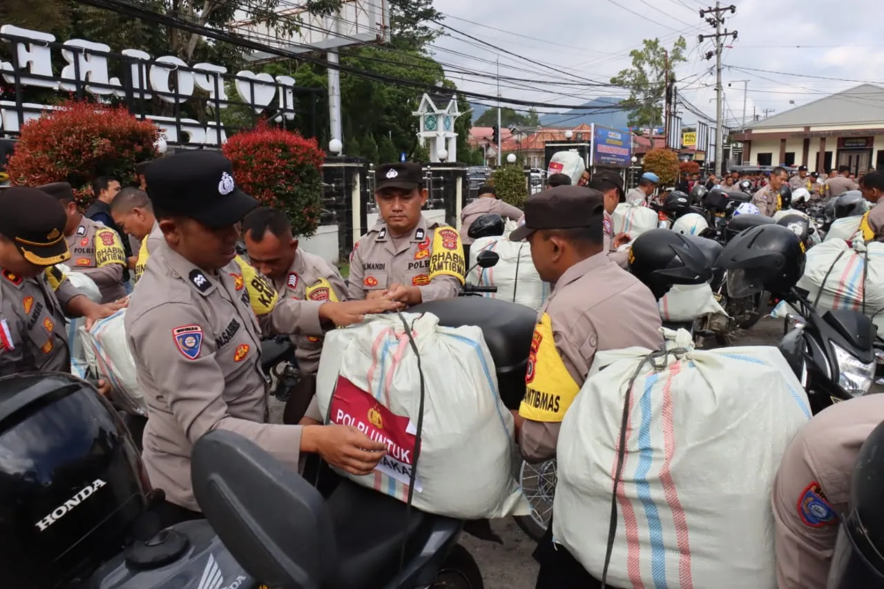 Dengan Sepeda Motor, Polres Aceh Tengah Distribusikan Bantuan Logistik ke Warga Terdampak Bencana di Tiga Kecamatan