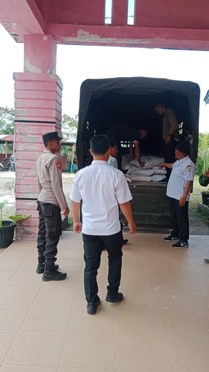 Polsek Kute Panang Kawal Distribusi 3 Ton Beras Bulog untuk Warga Terdampak Bencana