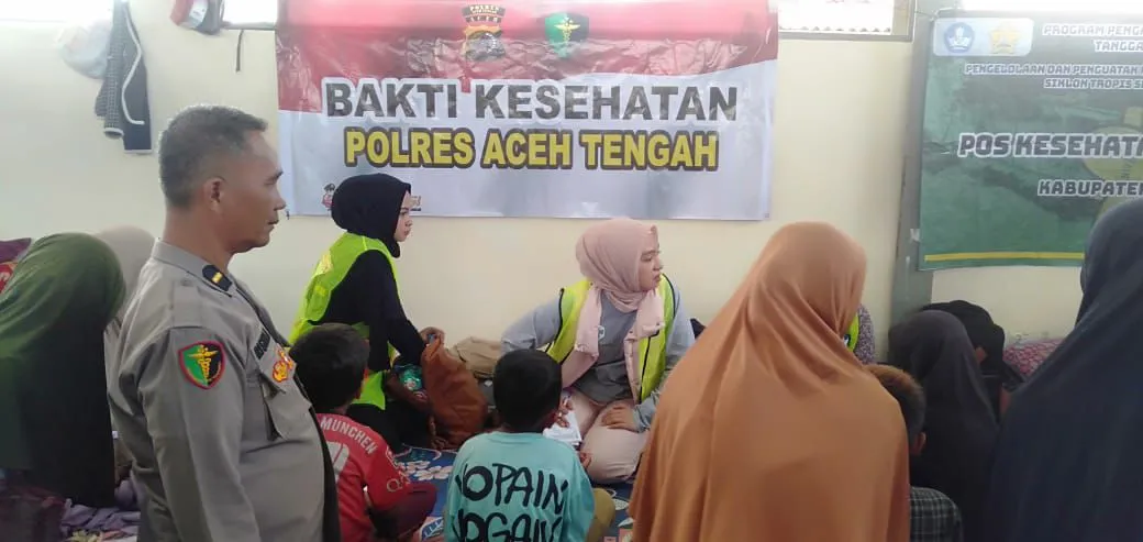 Polres Aceh Tengah Hadirkan Layanan Cek Kesehatan bagi Warga Terdampak Bencana di Posko Pengungsian Ketol