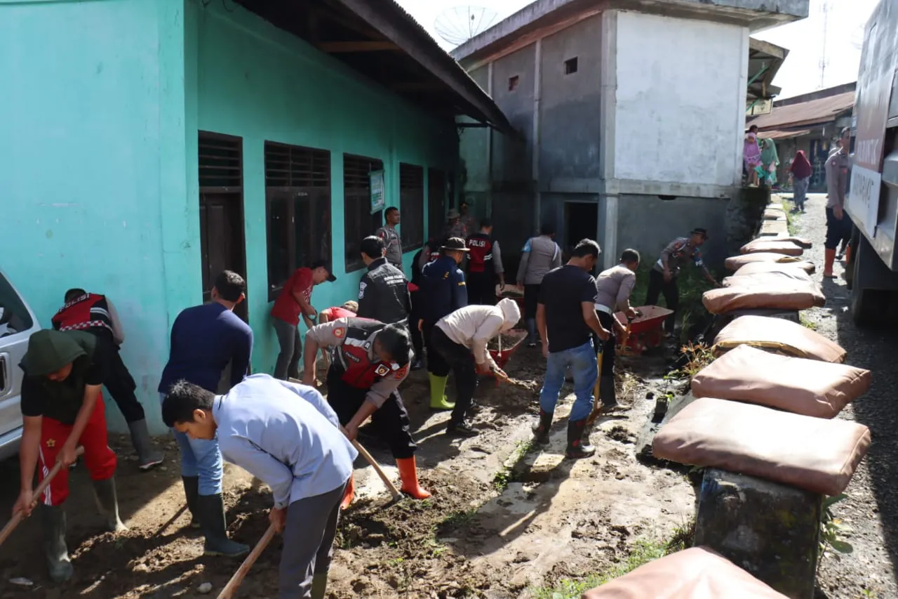 Polri dan GMNI Sinergi Percepat Pemulihan Pascabencana, Gotong Royong Bersihkan Fasilitas Publik TPA