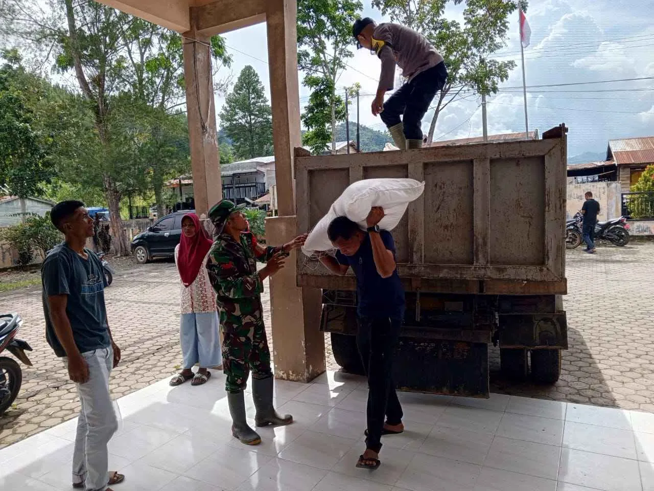 Polsek Celala Hadir dalam Pengawalan Bantuan Pangan bagi Warga Terdampak Bencana