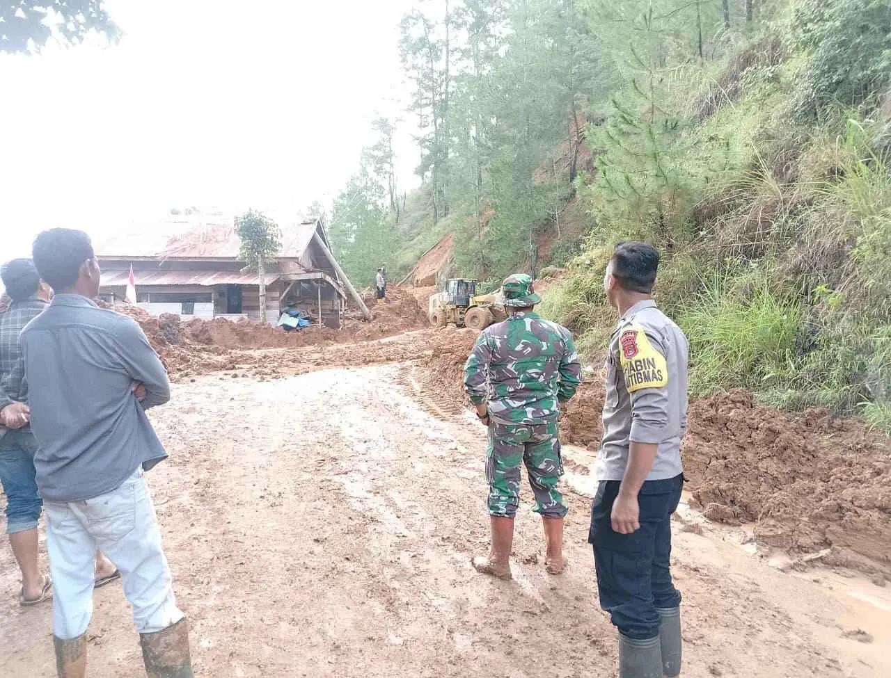 Polsek Lut Tawar Sigap Amankan Jalur Longsor Jalan Takengon–Bintang