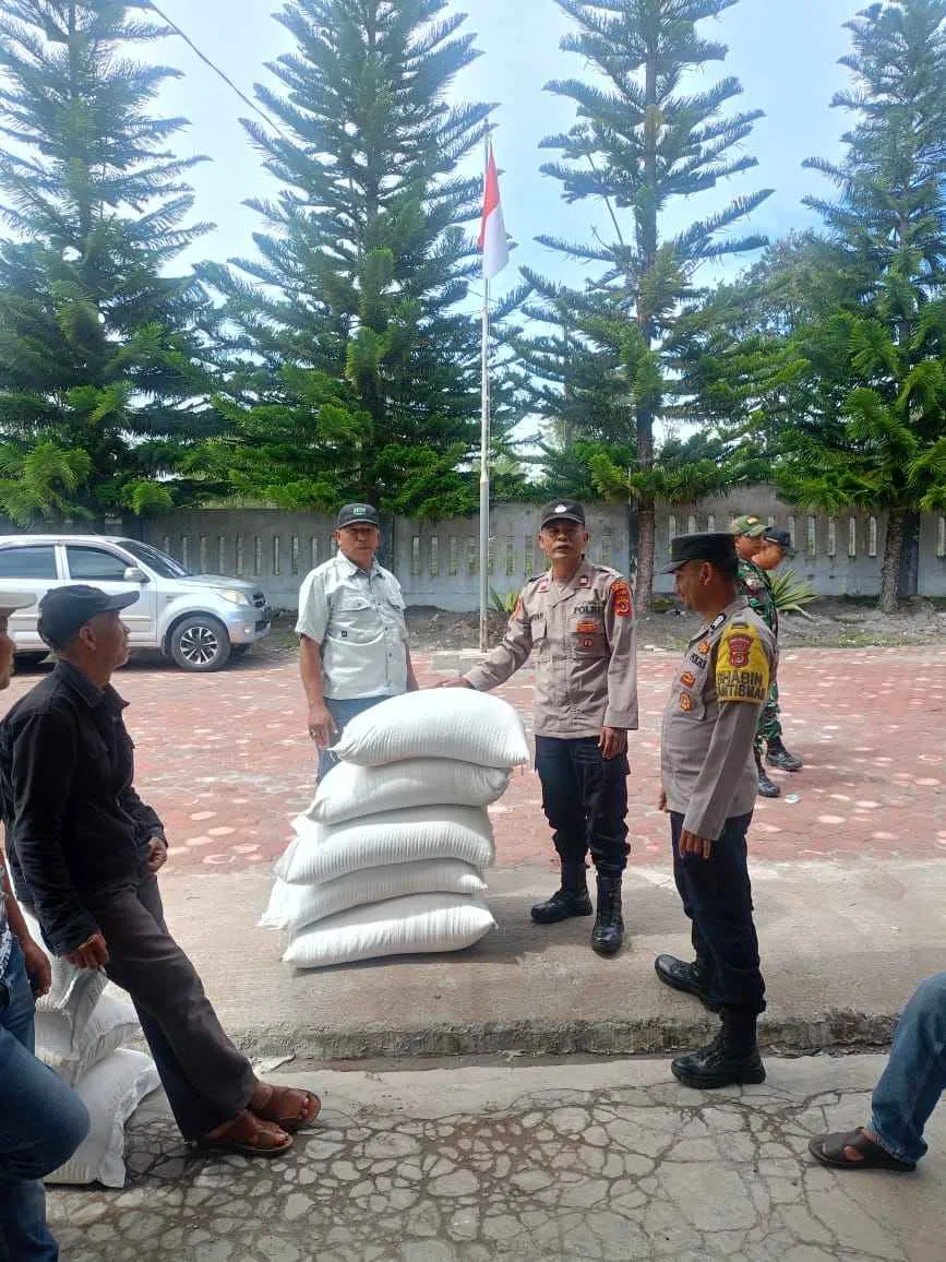 Polsek Pegasing Kawal Penyaluran Bantuan Pangan bagi Korban Terdampak Longsor dan Banjir Bandang di Kecamatan Bies