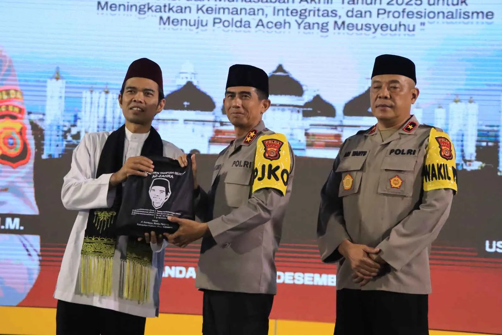 Ustaz Abdul Somad Sampaikan Tausiah Trauma Healing di Polda Aceh Melalui Pendekatan Religi