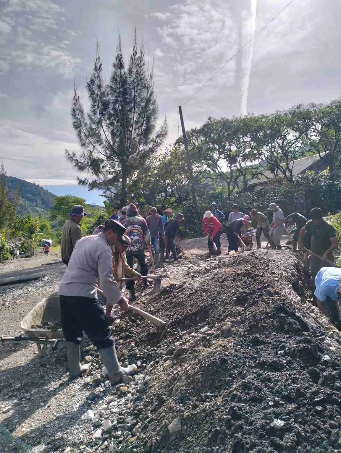 Material Longsor Disingkirkan, Polsek Jagong Jeget Bersama Warga Bersihkan Jalan Terdampak Longsor