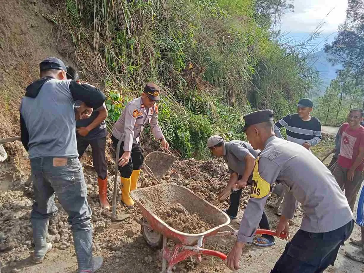 Polsek Bebesen Gelar Baksos Bersama Warga Pulihkan Akses Jalan di Kampung Atu Tulu