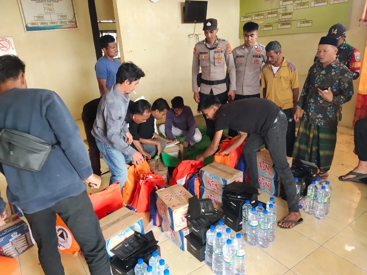 TNI–Polri Amankan Distribusi Bantuan Kemanusiaan via Helikopter BNPB untuk Warga Kampung Bah dan Jaluk