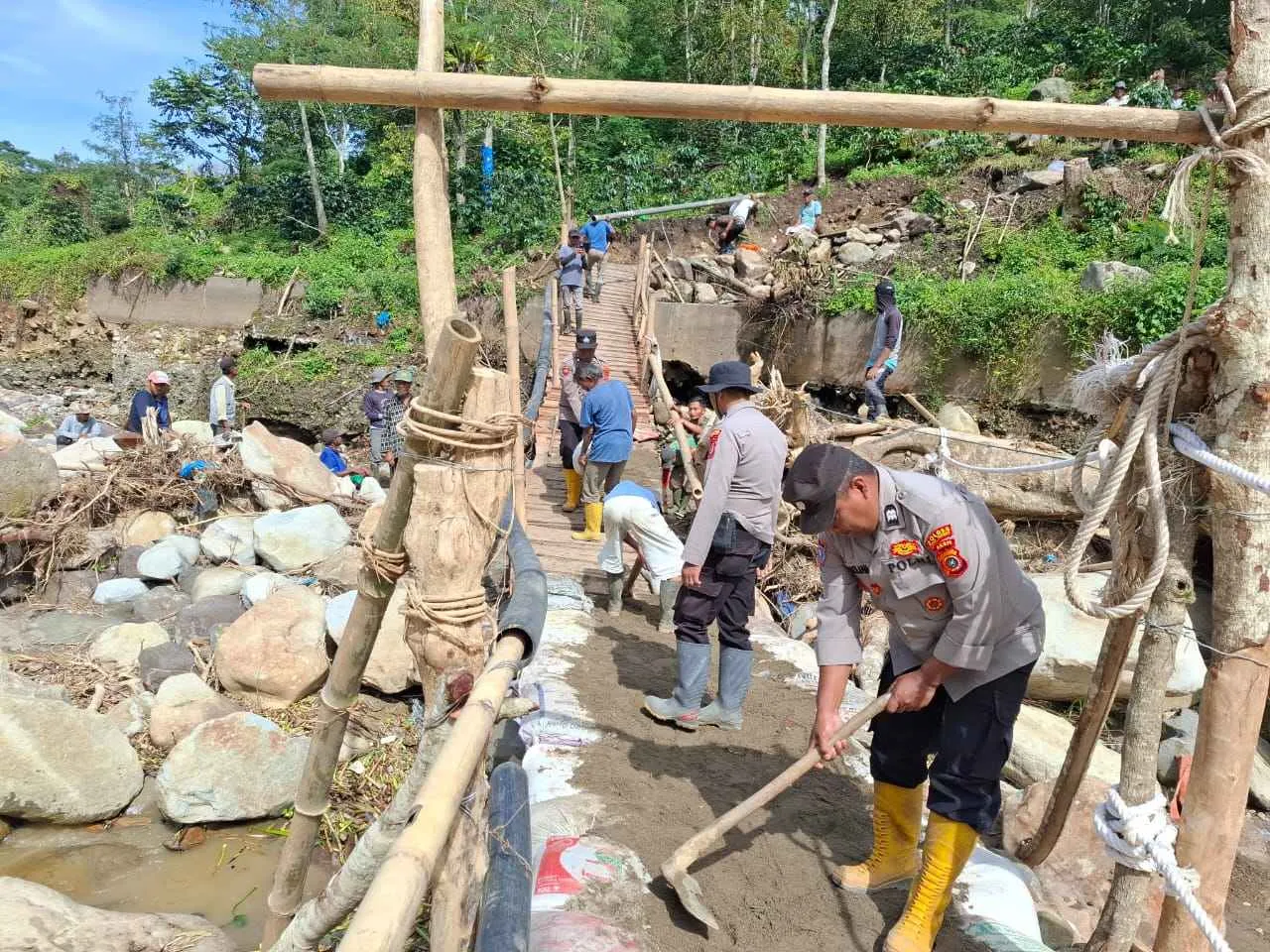 TNI–Polri dan Warga Gotong Royong Pasang Sling Penahan Jembatan Darurat di Burni Bius