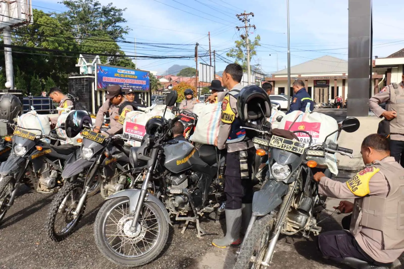 Medan Sulit Tak Surutkan Bakti Polri, Bantuan Kapolri dan Yankes Dijangkau ke Rusip Antara Dan Silih Nara dengan Sepeda Motor