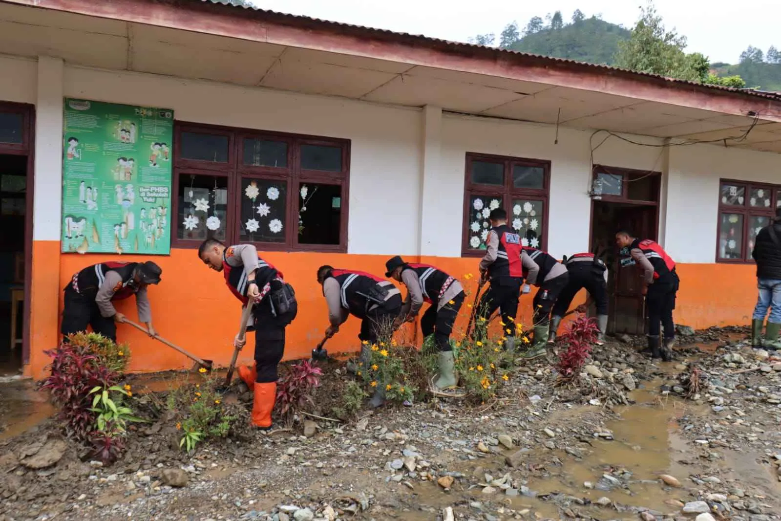 Polres Aceh Tengah Gotong Royong Pulihkan Fasilitas Pendidikan Sekolah Dasar di Kecamatan Bintang