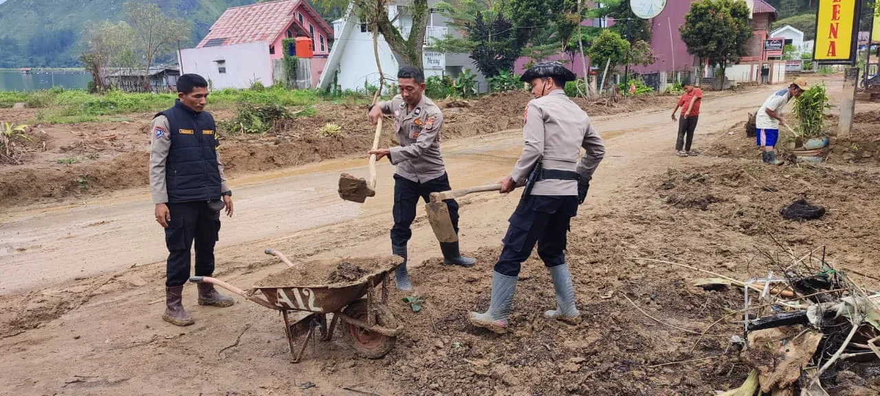 Ringankan Beban Korban Banjir, Polsek Lut Tawar Gelar Gotong Royong di Rumah Warga